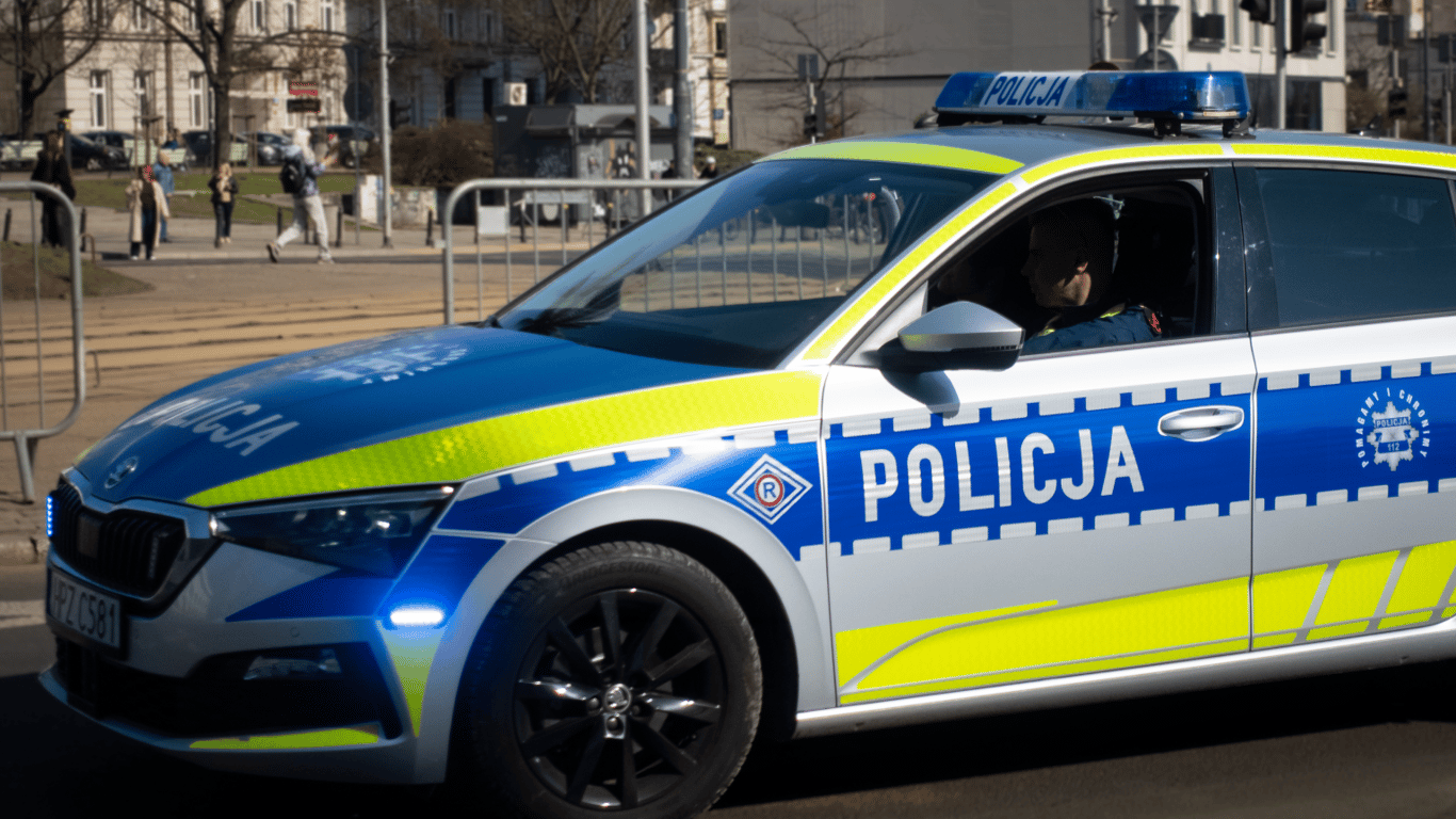 Фото до матеріалу: У Польщі чоловіки побили українського підлітка і змусили цілувати взуття