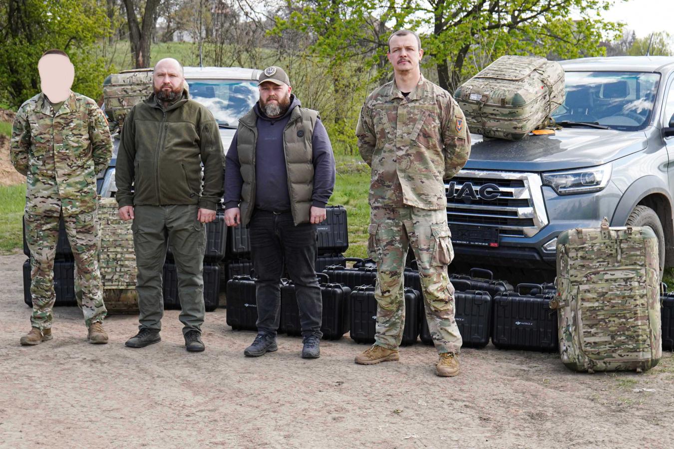 Фото до матеріалу: Луганська ОВА передала 53-й бригаді нові безпілотники та нагородила бійців