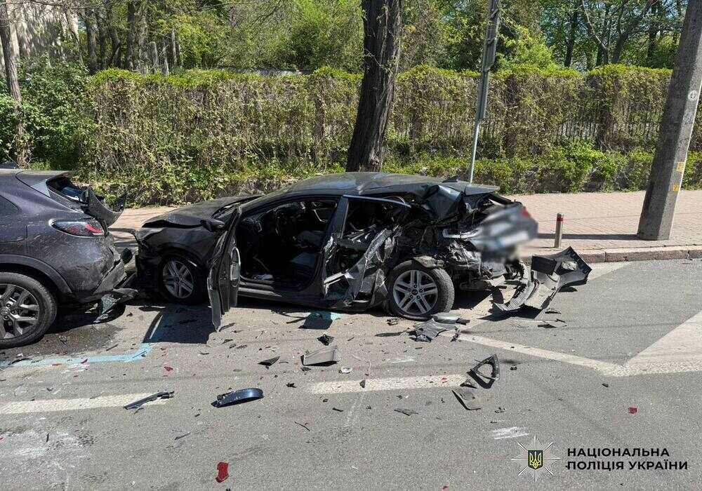 Фото до матеріалу: П'яний водій Maserati врізався в припарковані авто біля Ботанічного саду в Києві, є постраждалий