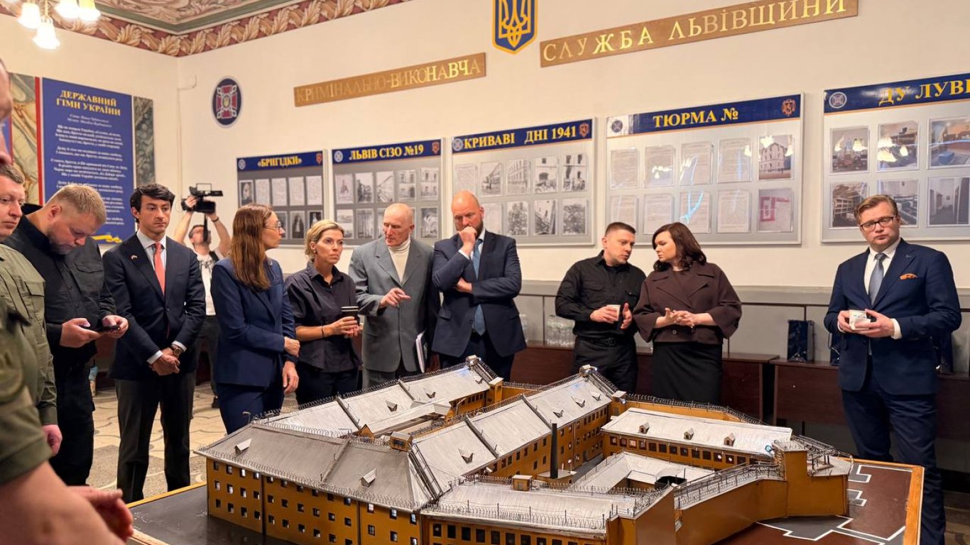 Фото до матеріалу: До Львова прибули перші чотири нідерландські авто для перевезення затриманих