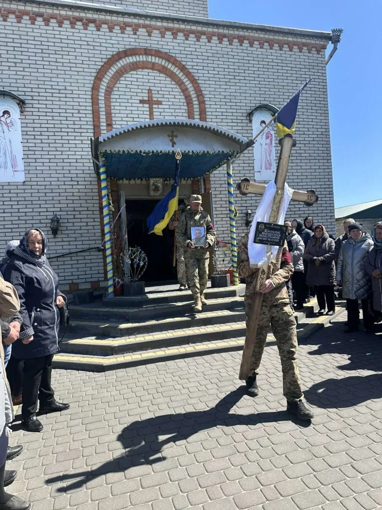Фото до матеріалу: В Устилузькій громаді попрощалися із загиблим воїном Володимиром Троцюком