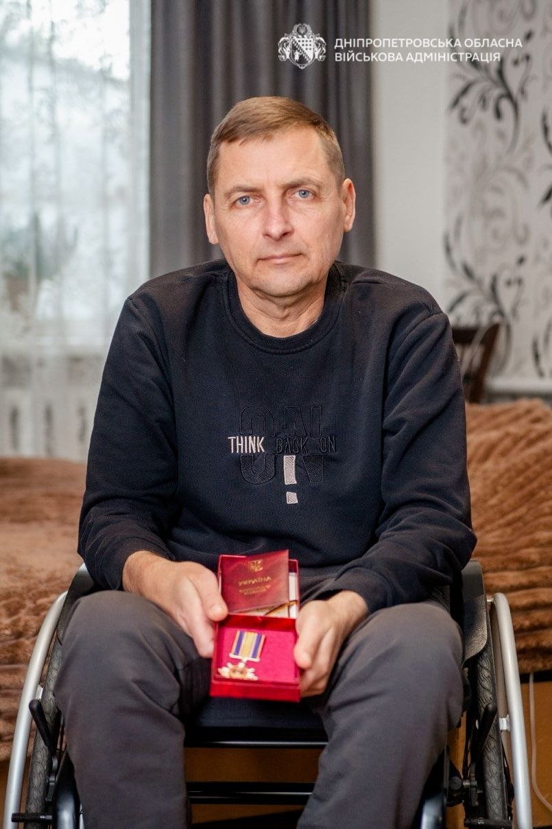 Фото до матеріалу: Дніпровщина: двох енергетиків нагородили орденами за поранення під час обстрілів