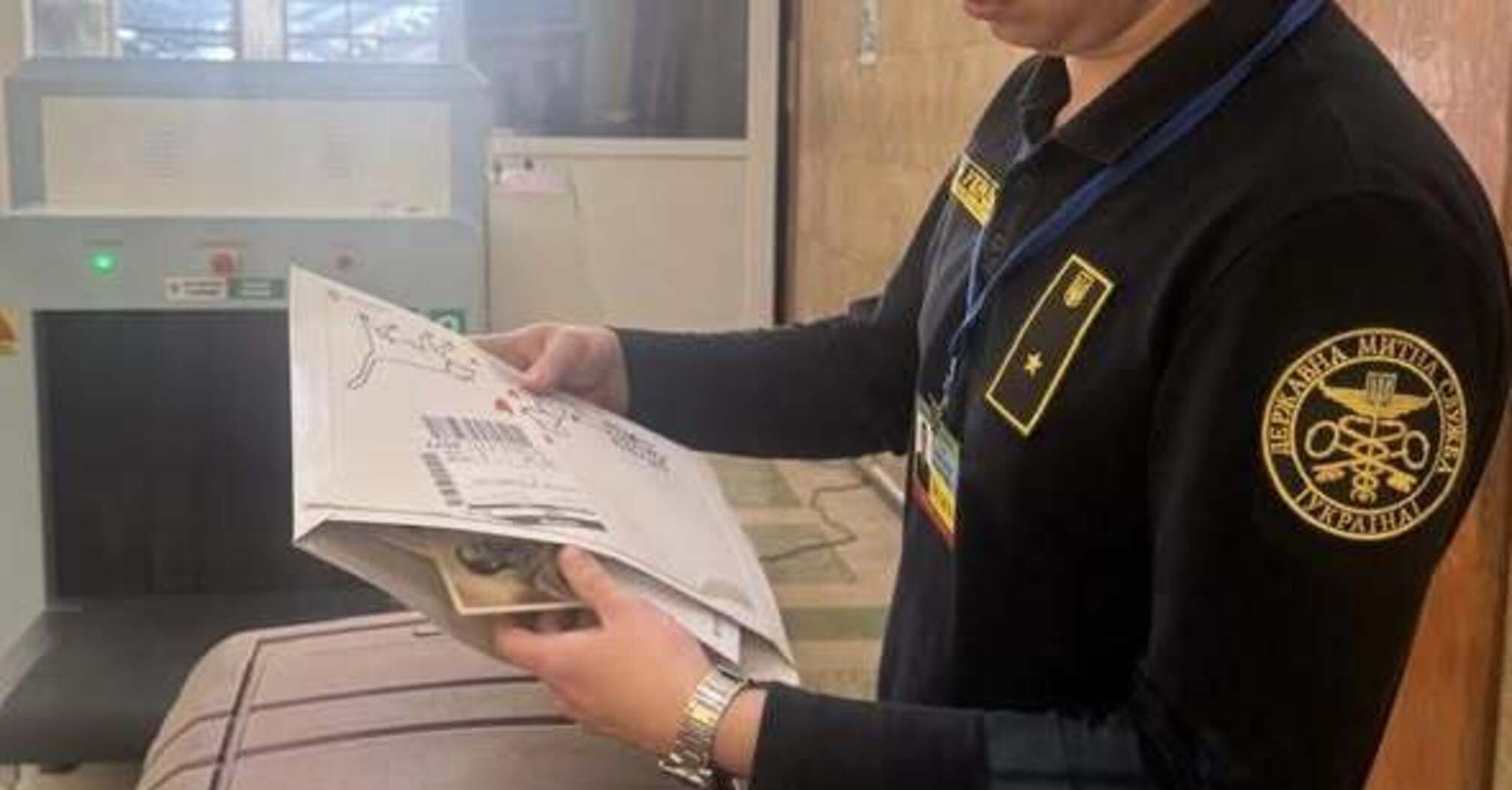 Фото до матеріалу: У потязі Чоп – Прага митники знайшли у киянки старовинні листівки із зображенням Гітлера