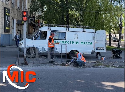 Фото до матеріалу: У Кам'янському замінили пошкоджений паркан після ДТП на проспекті Свободи