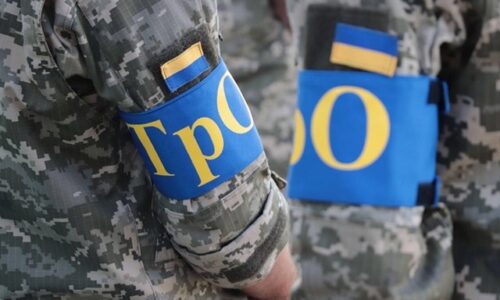 Фото до матеріалу: Черкащанка дарує людям сувеніри із зображенням Майкла Джексона