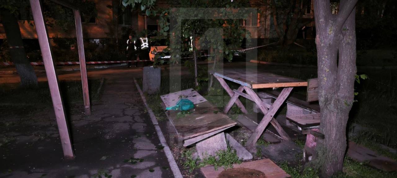Фото до матеріалу: У Кривому Розі біля житлового будинку сталася вибухова подія: пошкоджено фасад та вікно на восьмому поверсі