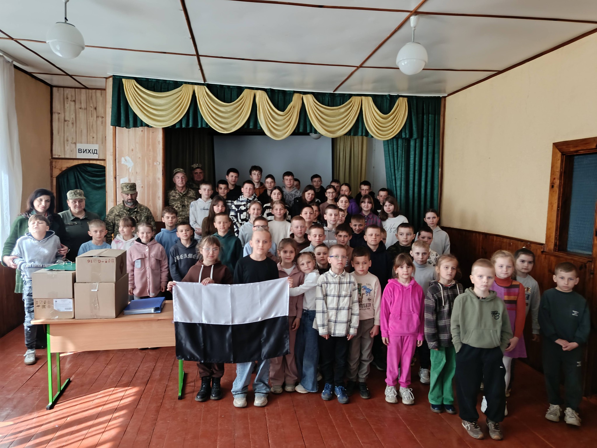 Фото до матеріалу: У Любешівській Волі військові передали гімназистам «Прапор Надії»