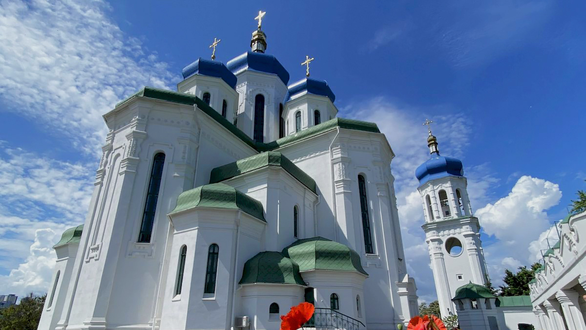 Фото до матеріалу: П'ять сучасних храмів у спальних районах Києва: від мормонів до церкви на даху