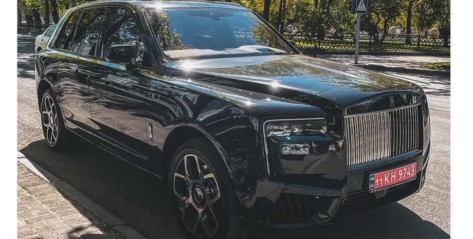 Фото до матеріалу: У Рівному з'явився розкішний Rolls-Royce Cullinan Black Badge за $700 000