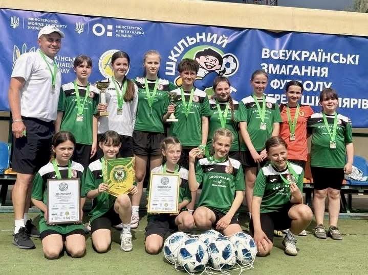 Фото до матеріалу: Івано-Франківщина: команда Голинського ліцею перемогла в обласних змаганнях «Шкільний м’яч» (фото) – Versii.if.ua