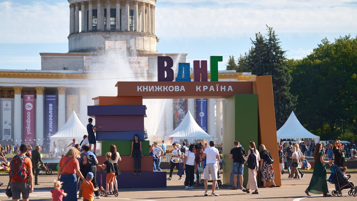 Фото до матеріалу: Третя «Книжкова країна» на ВДНГ: весняний фестиваль з квітами та військовими