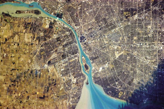 Фото до матеріалу: Кріс Хедфілд представив унікальний альбом знімків Землі з космосу