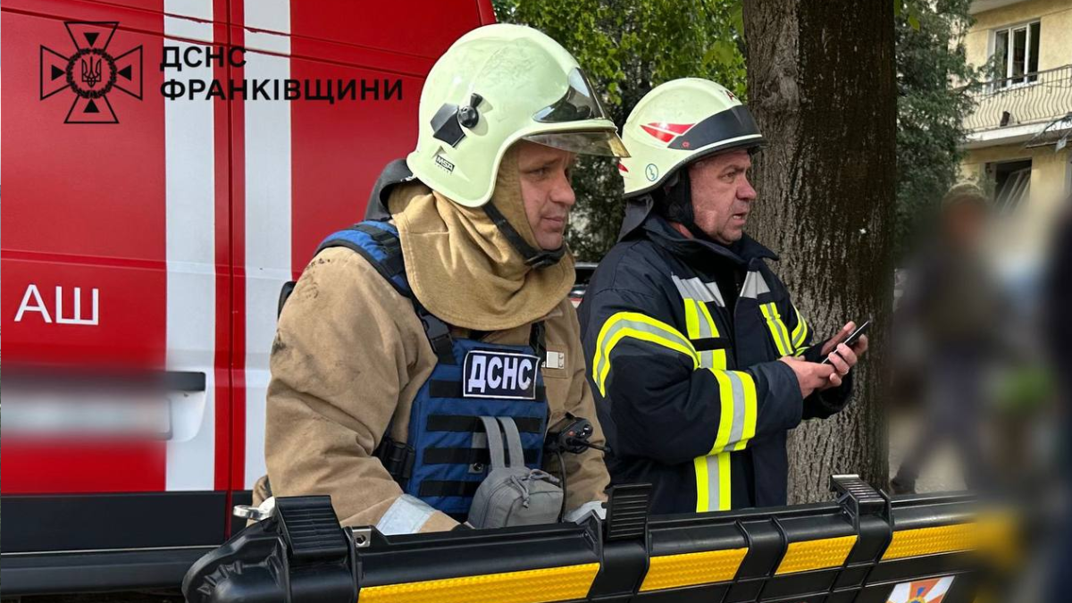 Фото до матеріалу: У Франківську внаслідок ворожої атаки спалахнула пожежа у багатоповерхівці (ФОТО)