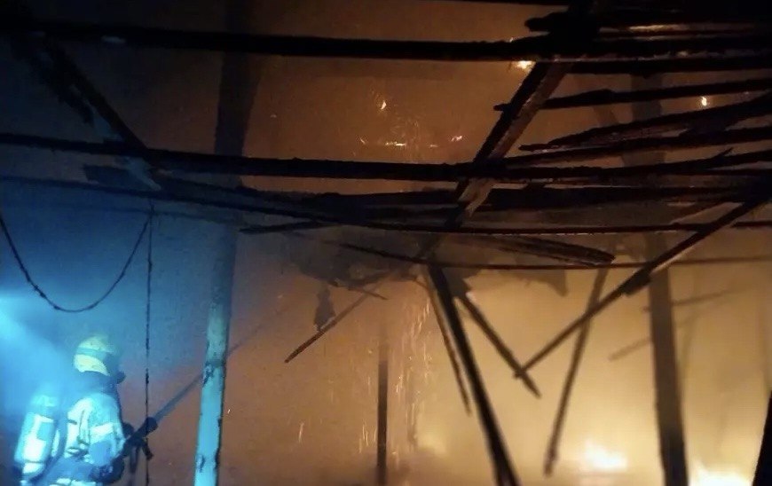 Фото до матеріалу: Вночі на Івано-Франківщині горіло фермерське господарство: рятувальники ліквідували займання