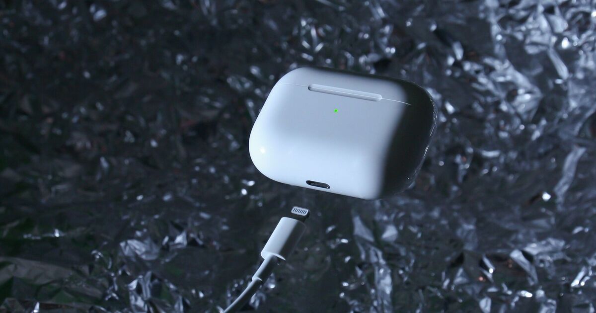 Фото до матеріалу: Чи шкодить зарядка AirPods всю ніч: що кажуть експерти