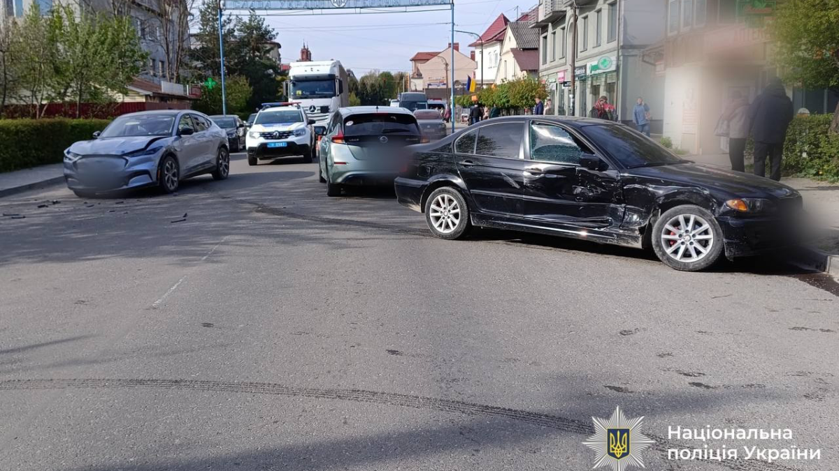 Фото до матеріалу: У Богородчанах сталася потрійна ДТП: в автомобілях були діти