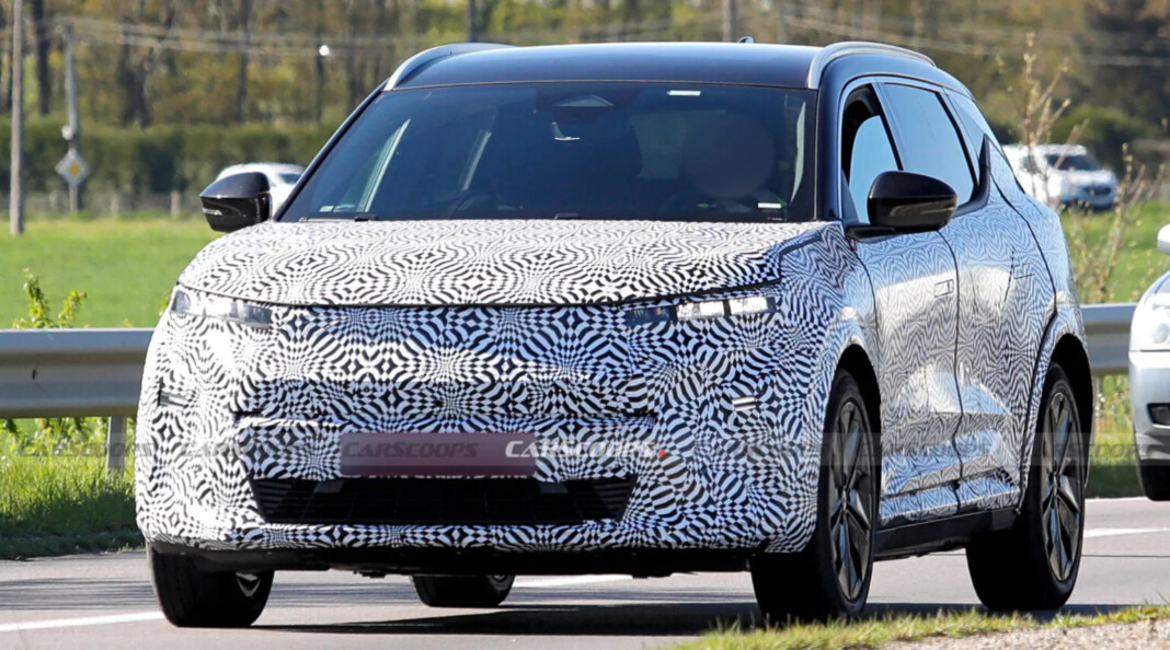 Фото до матеріалу: Renault готує оновлення Scenic E-Tech: що зміниться в електрокросовері з запасом ходу до 610 км