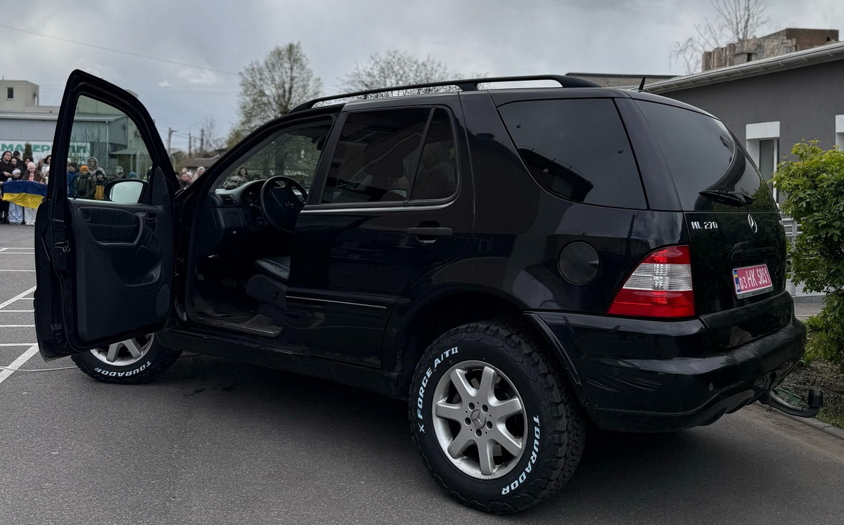 Фото до матеріалу: Вінницький ліцей №13 та родина загиблого Героя передали Mercedes на передову