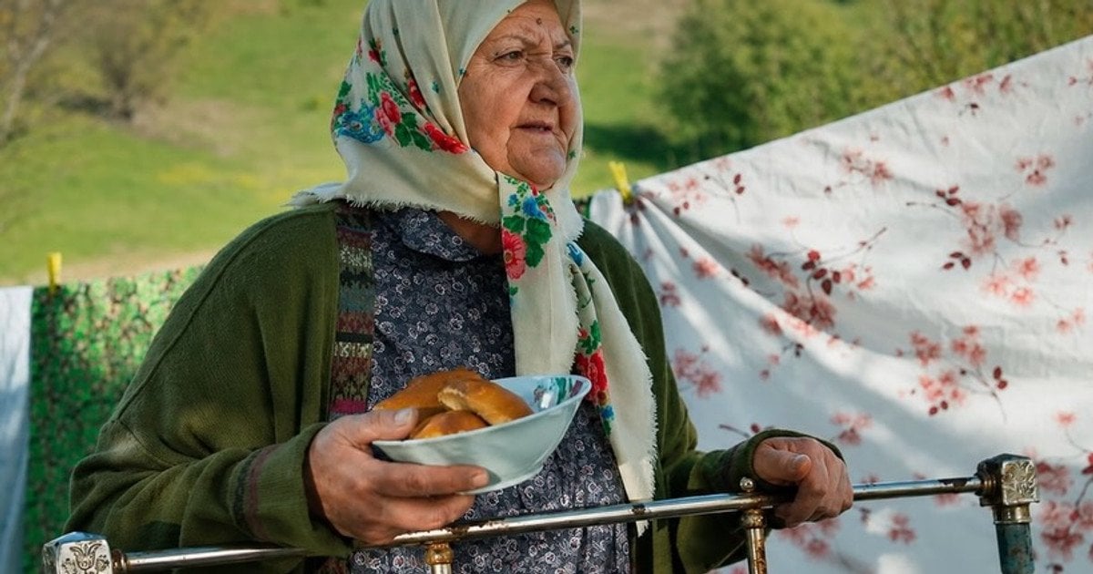 Фото до матеріалу: Іспанська королева Летиція у стильному рожевому жакеті: деталі виходу на благодійну зустріч