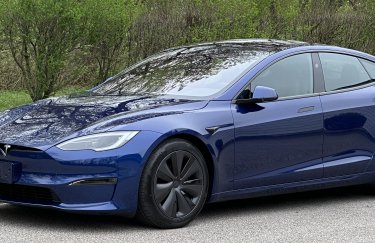 Фото до матеріалу: Tesla закрила виробництво Model S та Model X заради роботів