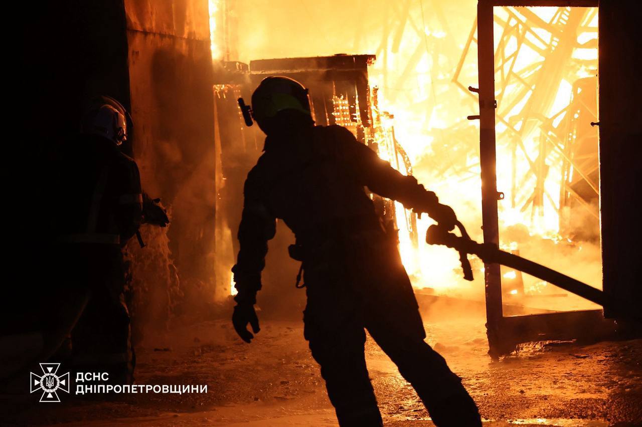 Фото до матеріалу: Пожежа на цивільному підприємстві в Дніпрі: ДСНС показує наслідки атаки
