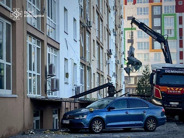 Фото до матеріалу: У Чабанах до квартири залетіла бойова частина ракети і не здетонувала