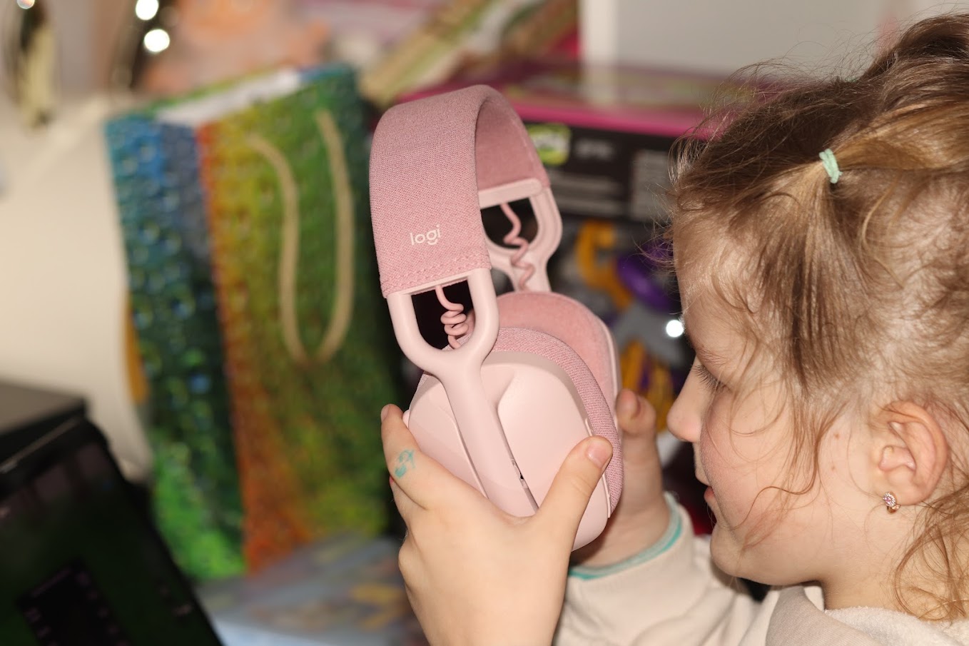 Фото до матеріалу: Logitech Zone Vibe 100 Rose: універсальна бездротова гарнітура для дівчат та дітей