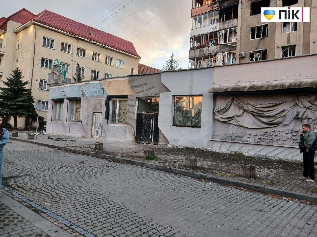 Фото до матеріалу: Кількість постраждалих та стан будинку: що відомо на ранок після удару в Івано-Франківську - ПІК