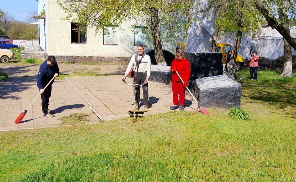 Фото до матеріалу: Жителі Потічанського старостату об'єдналися для прибирання території