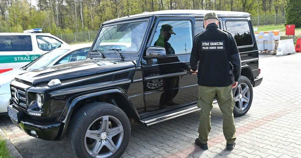 Фото до матеріалу: На кордоні з Львівщиною затримали жінку з Mercedes, що має двигун з викраденого авто