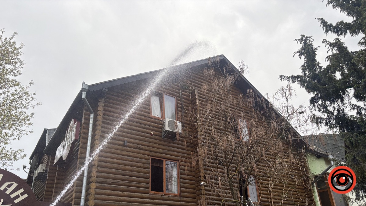 Фото до матеріалу: У Калуші горить сауна: рятувальники гасять пожежу на вулиці Парковій