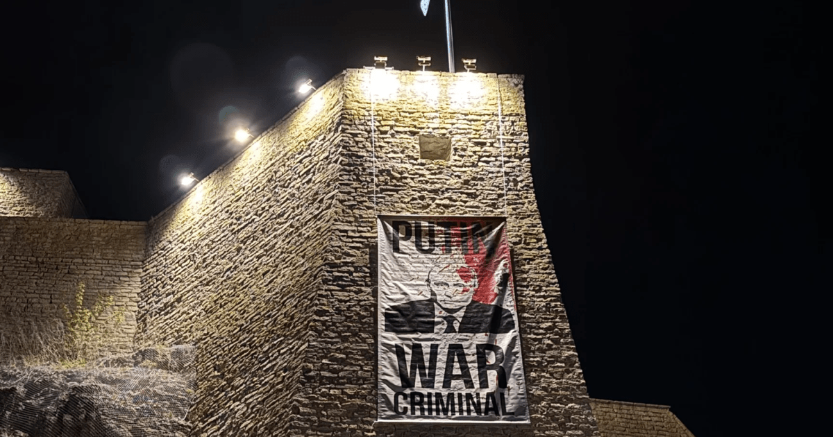 Фото до матеріалу: В естонському Нарві вивісили плакат про Путіна: «Воєнний злочинець»