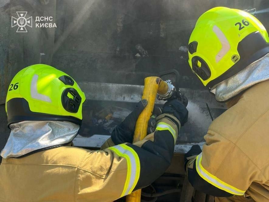 Фото до матеріалу: Сміттєвоз загорівся під час руху в Голосіївському районі Києва