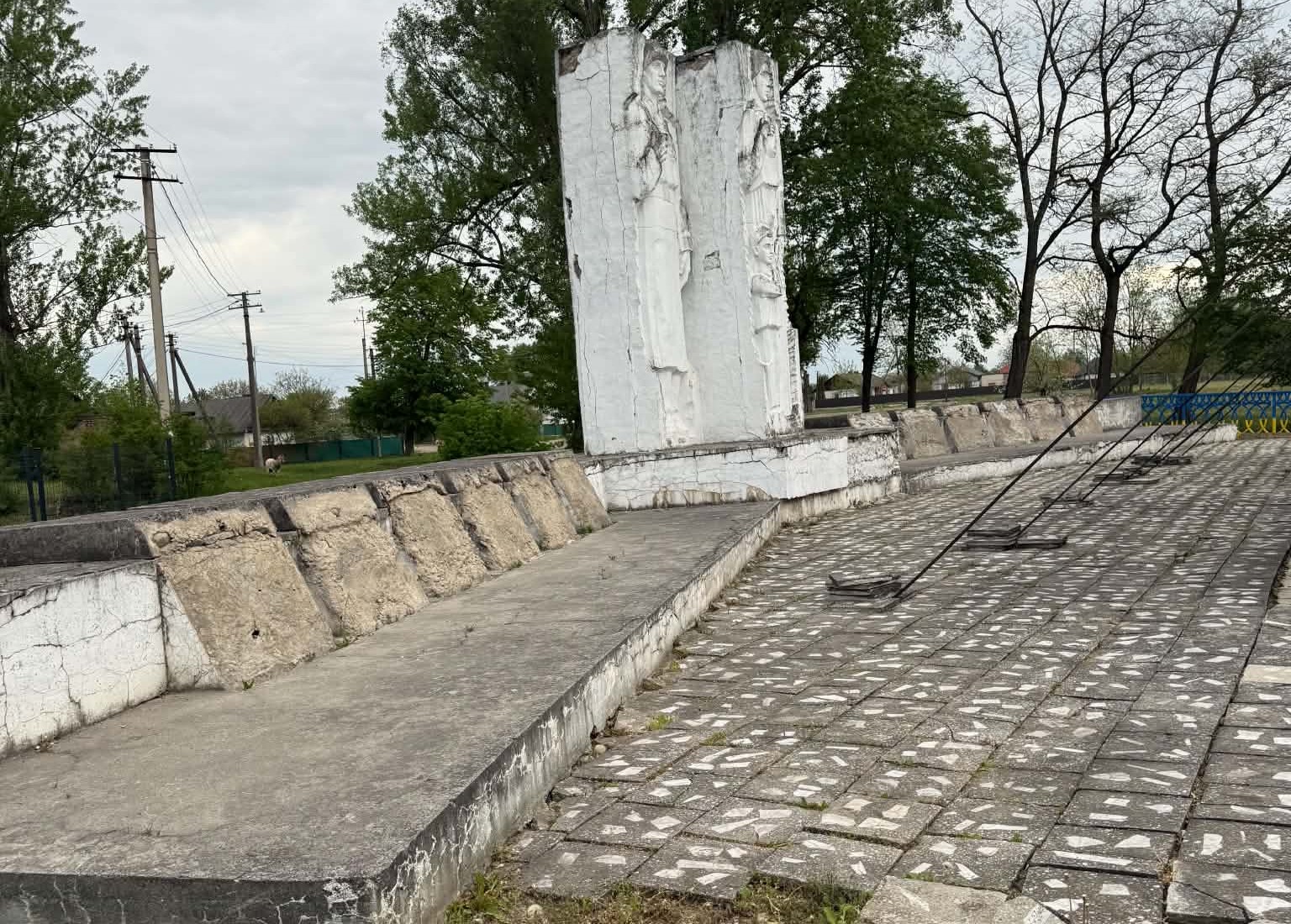 Фото до матеріалу: Ретро-автомобілі зібралися на Площі Ринок: в Івано-Франківську пройшла благодійна виставка до Дня міста
