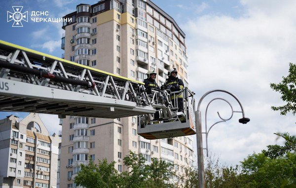 Фото до матеріалу: Учора в Черкасах сталася пожежа у дев’ятиповерхвці