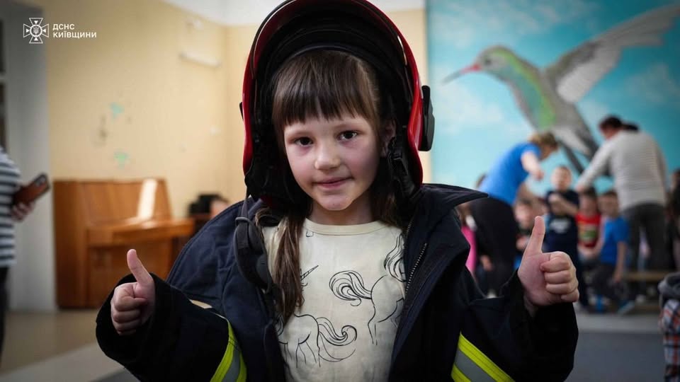 Фото до матеріалу: Діти в Ірпені гасили умовний вогонь та вчилися безпеці