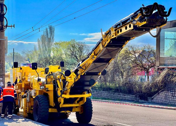 Фото до матеріалу: Дорожні роботи на Богоявленському: водіїв попереджають про ускладнення руху
