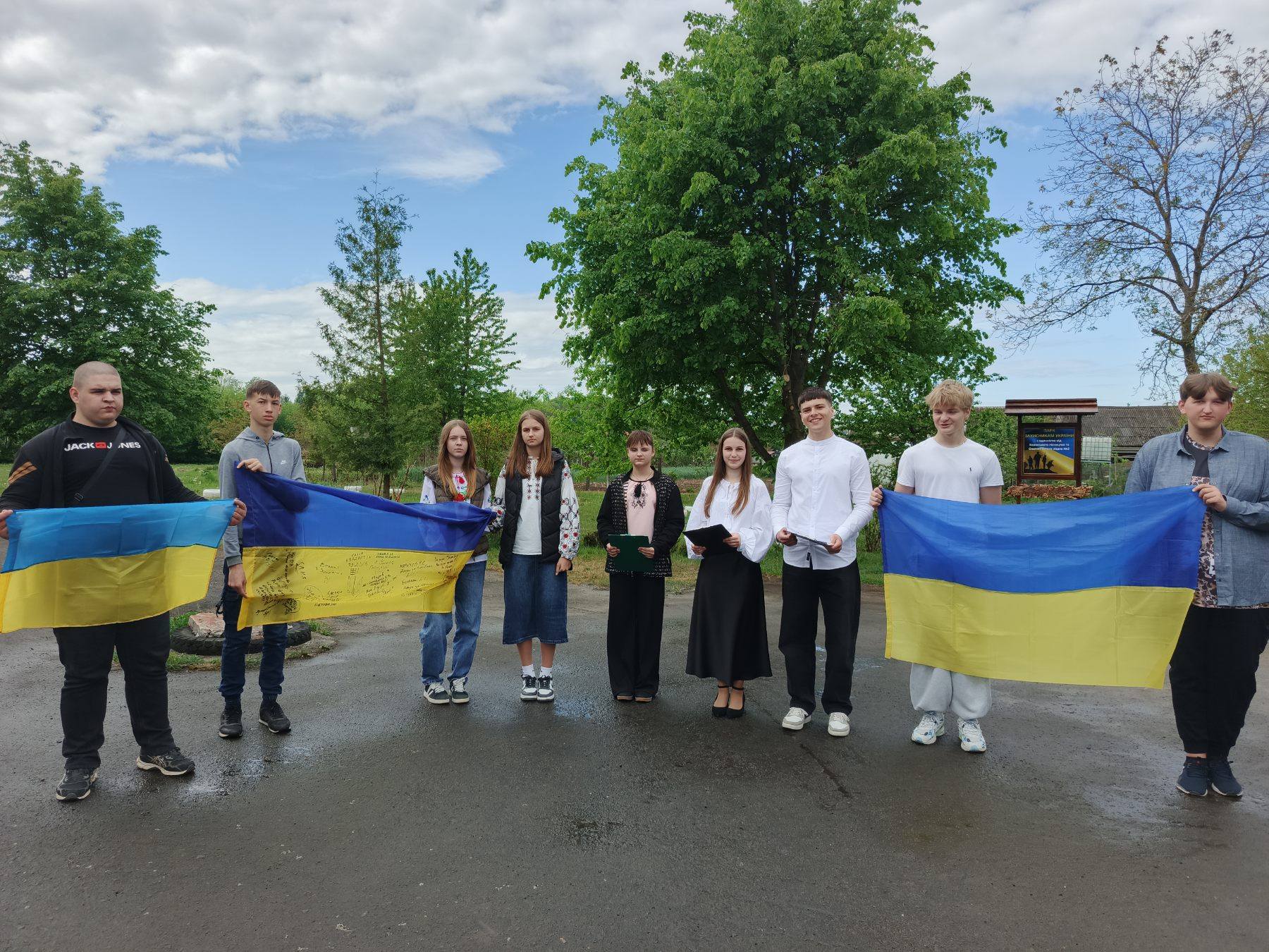 Фото до матеріалу: В Оженині ліцеїсти відкрили парк на честь захисників України