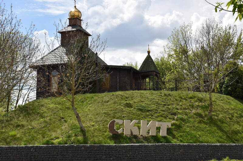 Фото до матеріалу: Жидичинці озеленили монастирський парк та набережну