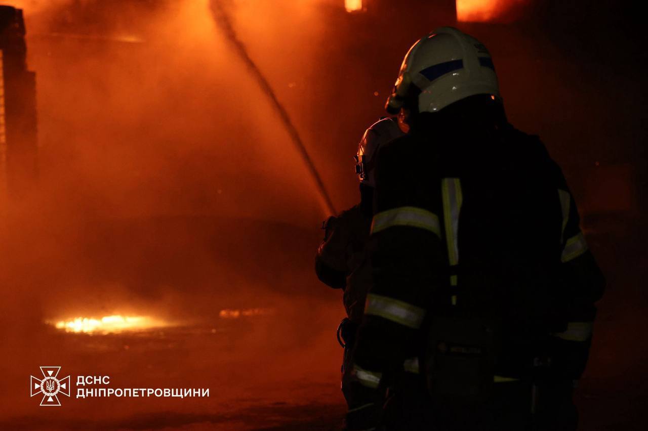 Фото до матеріалу: Пожежа на цивільному підприємстві в Дніпрі: ДСНС показує наслідки атаки
