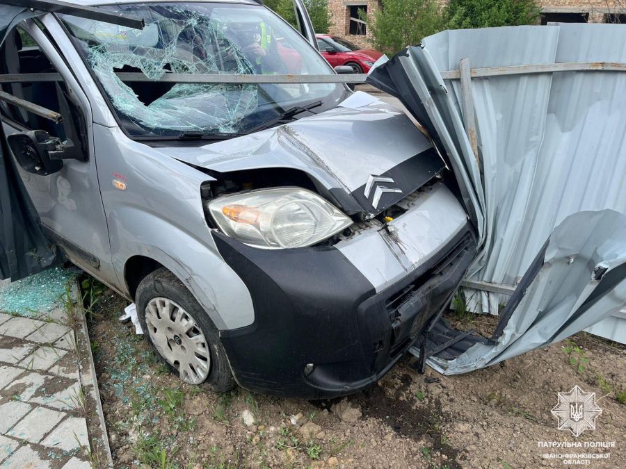 Фото до матеріалу: У Вовчинці п'яний за кермом Citroën розбив огорожу