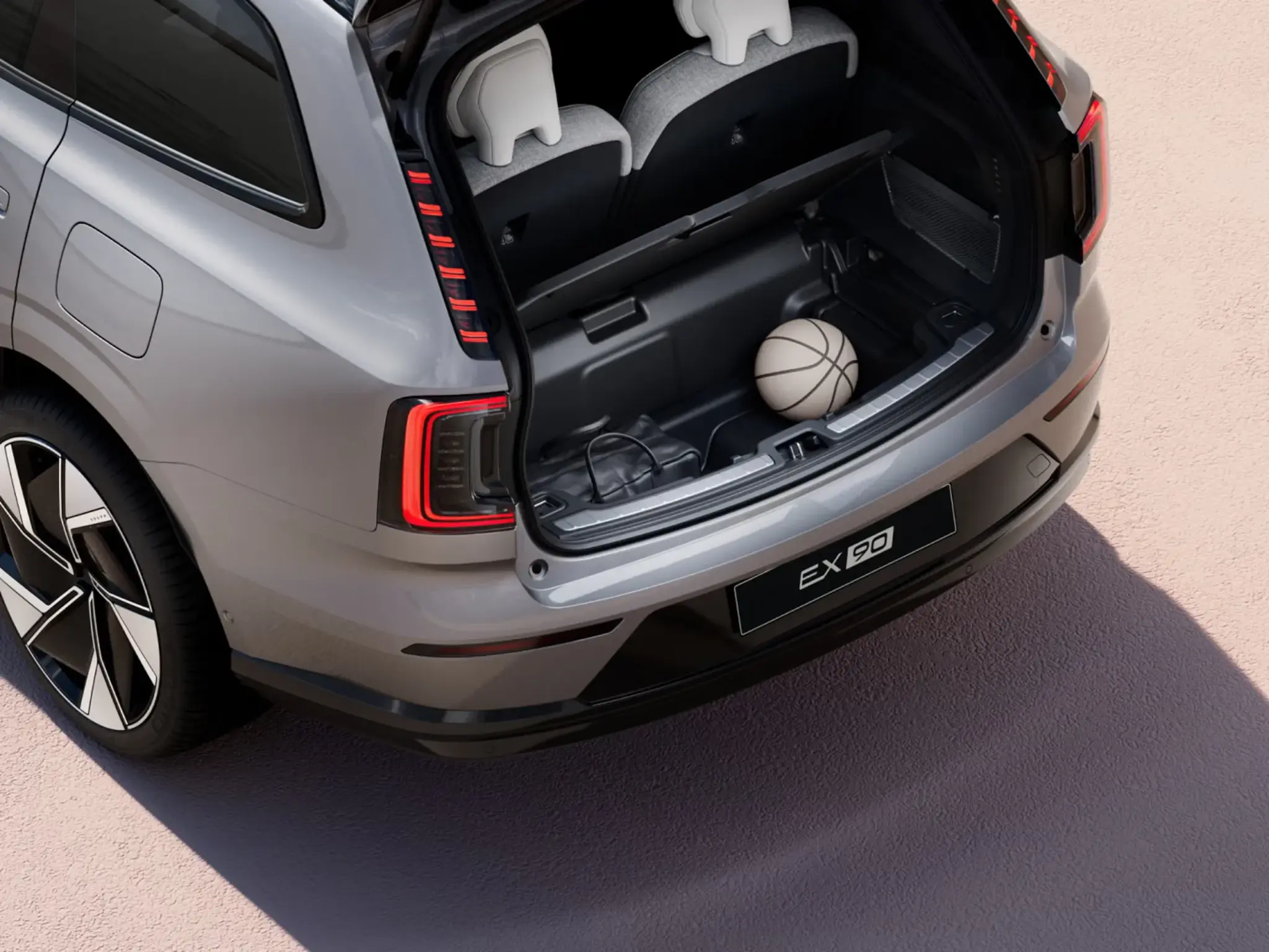 Фото до матеріалу: Volvo EX90: реальний запас ходу, швидка зарядка та особливості експлуатації електричного SUV