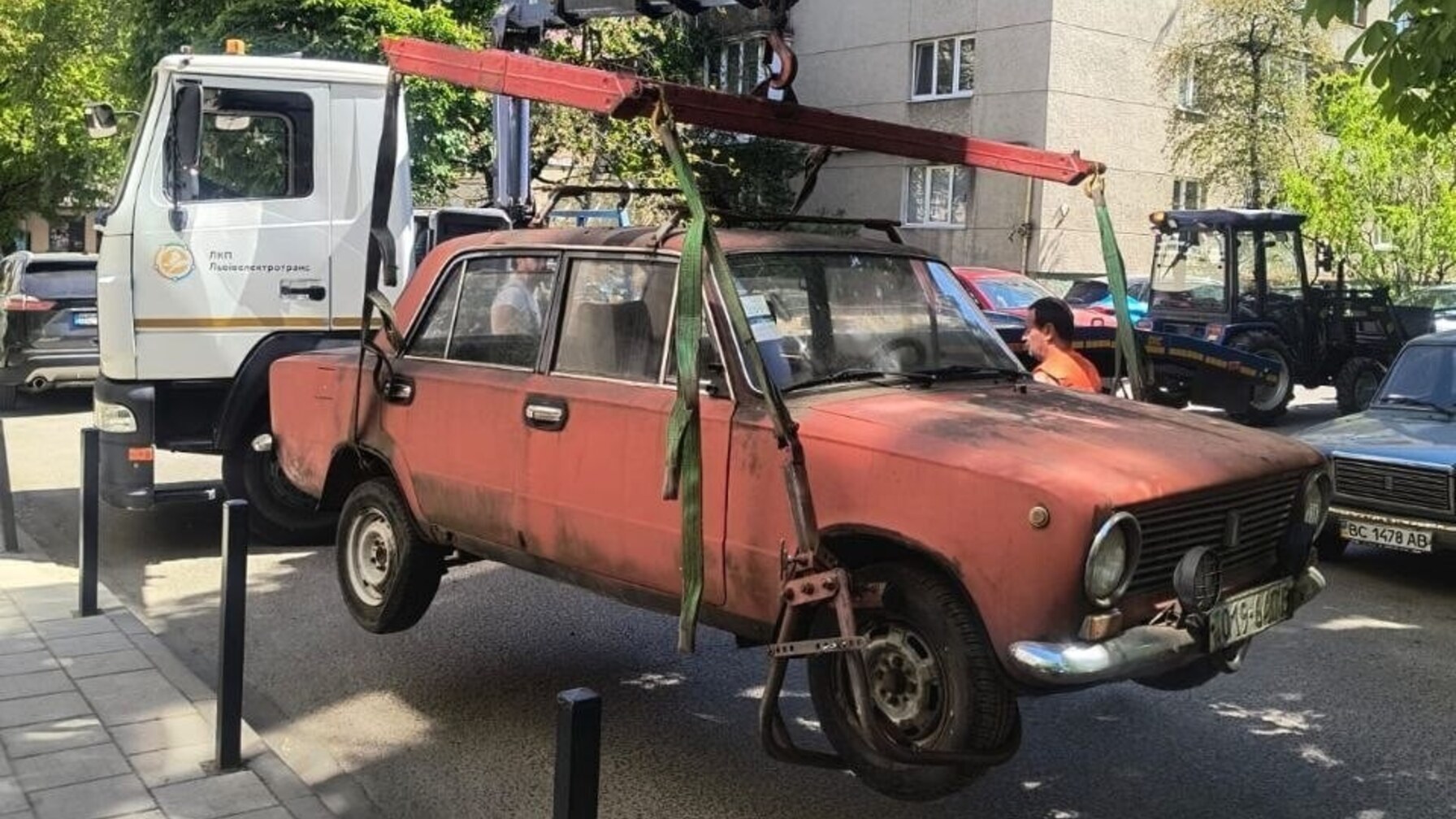 Фото до матеріалу: У Львові евакуювали ще п'ять машин, що стояли до семи років