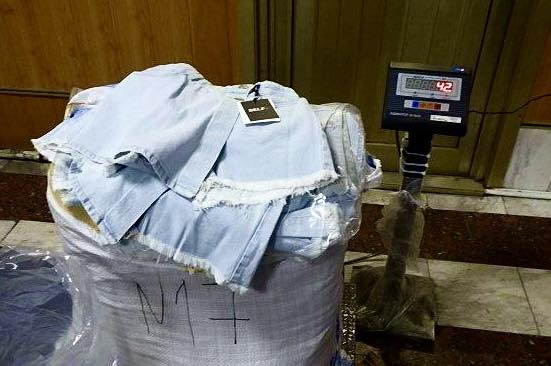 Фото до матеріалу: Митники на Вінниччині викрили спробу ввезти 5 тонн одягу під виглядом гуманітарної допомоги