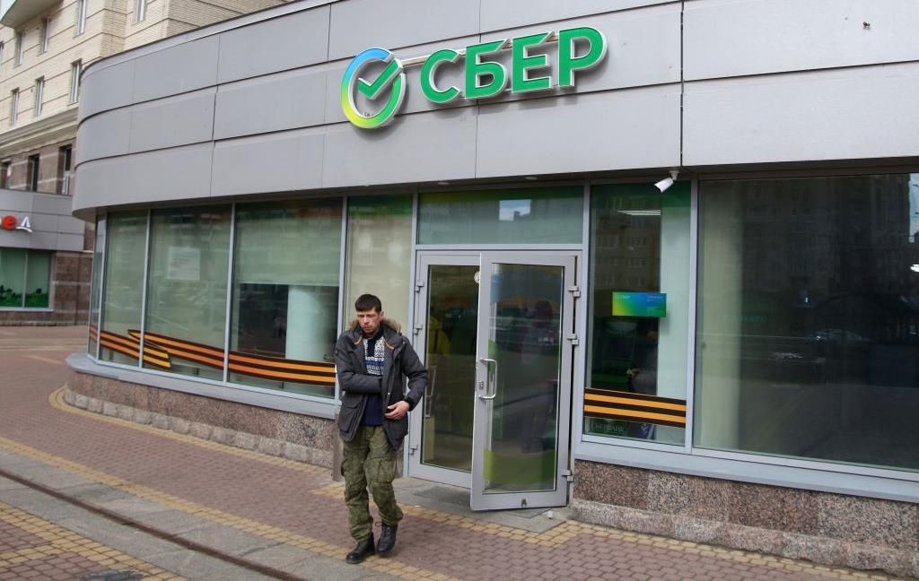 Фото до матеріалу: Росіяни вивели рекордну суму готівки з банків під час відключення інтернету
