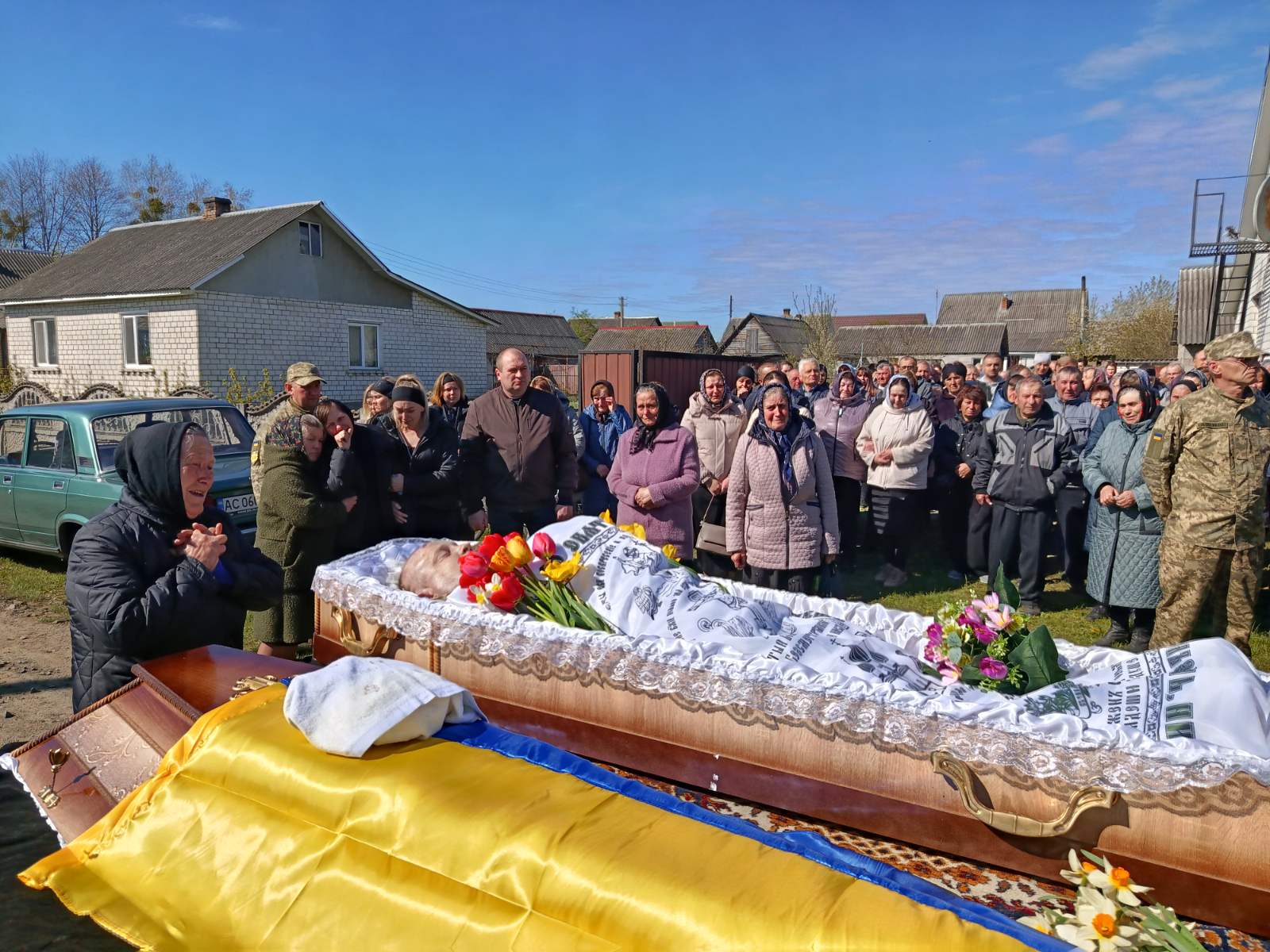 Фото до матеріалу: У Маневичах провели в останню путь захисника Андрія Сидорука