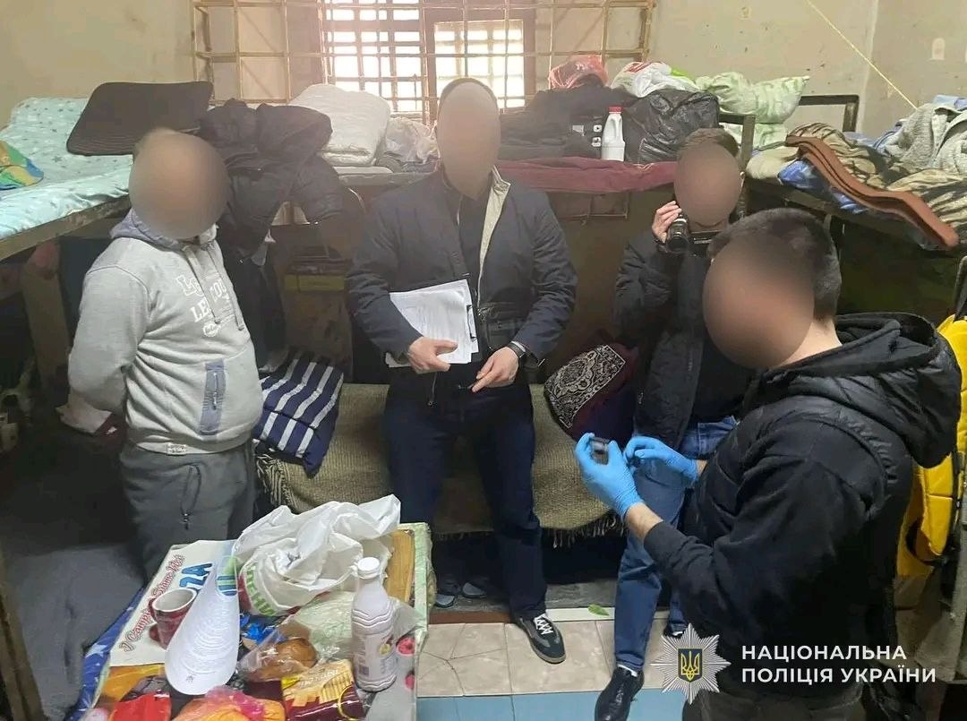 Фото до матеріалу: Фото з камер у в'язниці на Львівщині, де зеки торгували наркотиками