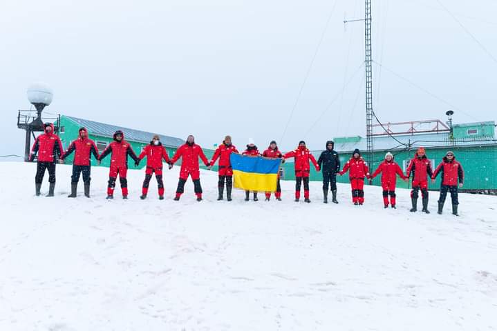 Фото до матеріалу: Полярники в Антарктиді створили живий ланцюг єдності на День соборності України