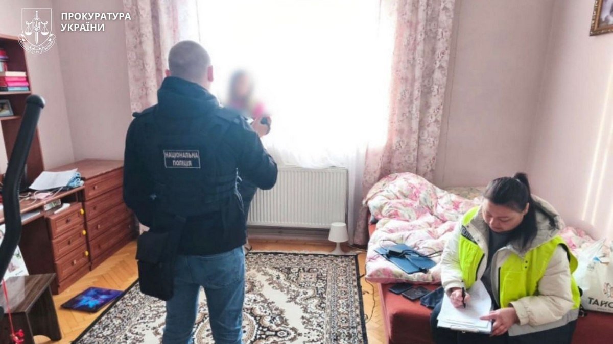 Фото до матеріалу: Таксистка з Прикарпаття організувала бізнес на секс-послугах: викрито сутенерку в Івано-Франківську