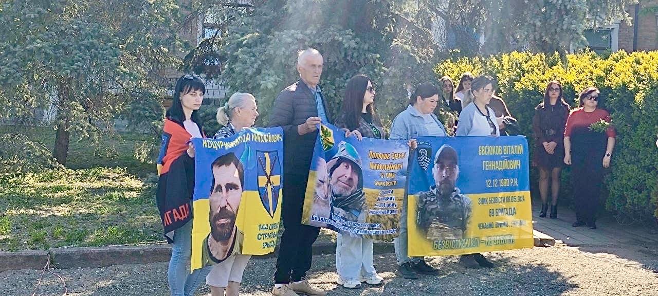 Фото до матеріалу: У Казанківській громаді відкрили меморіал «53 обличчя, 53 долі» на честь зниклих безвісти захисників